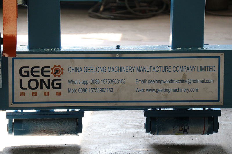 Geelong machinery exported two container：8feet hydraulic single chuck spindle veneer peeling machine, hob rotary cutter machine, spindle veneer peeler spare parts, veneer patching machine to our clients in Indonesia.