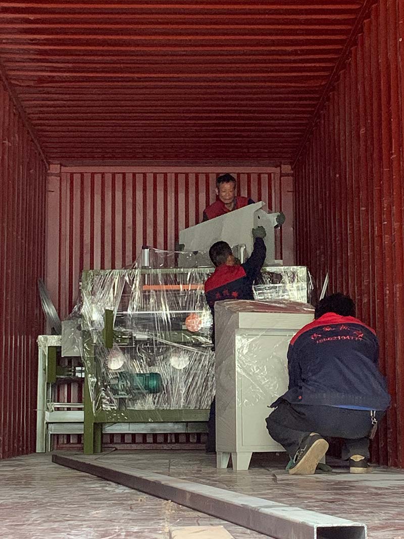 Geelong machinery exported one container：board roller conveyor machine, plywood pneumatic alignment device and square tube for building shed structure to Indonesia.