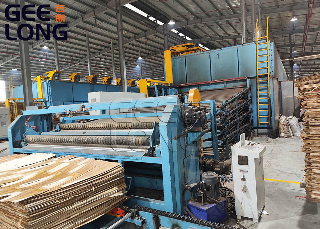 China roller type veneer dryer machine exported to Russia by shandong geelong machinery company.