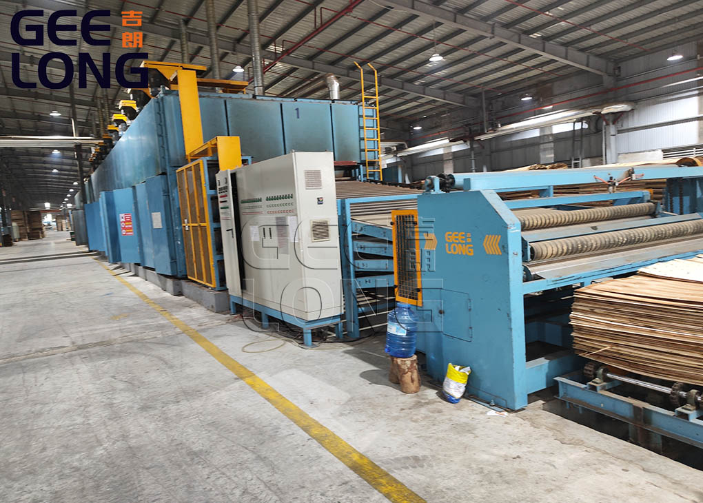 China roller type veneer dryer machine exported to Russia by shandong geelong machinery company.