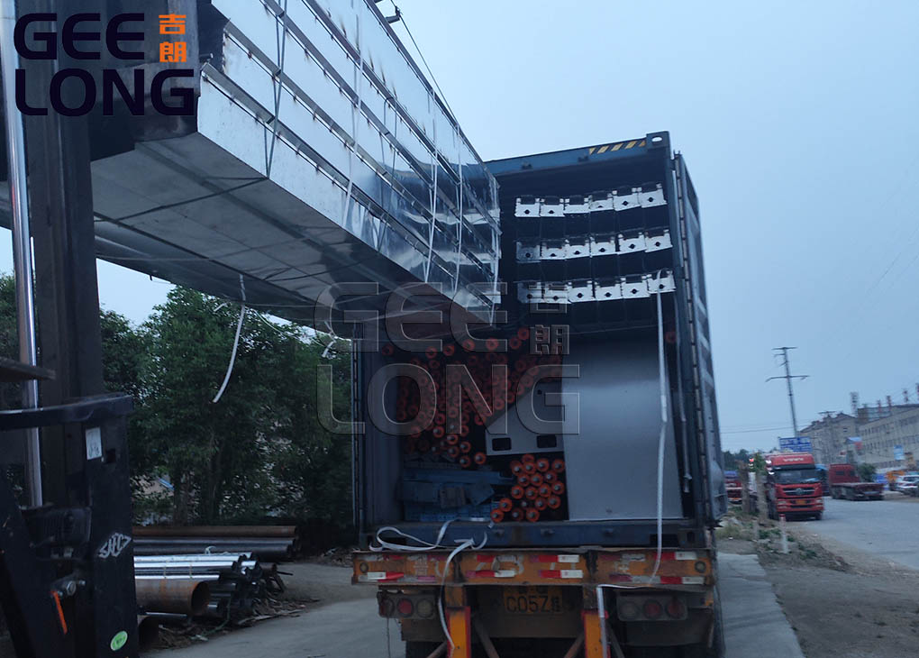 China roller type veneer dryer machine exported to Russia by shandong geelong machinery company.